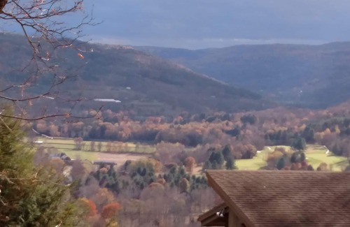 West Hartford Condo | Charming Vermont retreat nestled atop Snow Village Ski area in Quechee Lakes