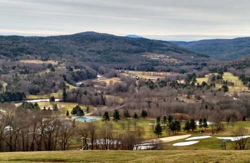 West Hartford Condo | Charming Vermont retreat nestled atop Snow Village Ski area in Quechee Lakes