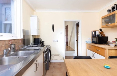 Penge Apartment | Charming Victorian 1BR Retreat in London
