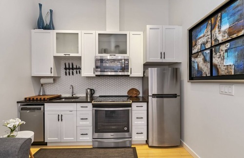 Downtown Victoria Condo | Charming Victoria loft in Downtown, parking inc, clean