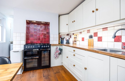 Dublin House | Charming Victorian 3BD townhouse with free parking