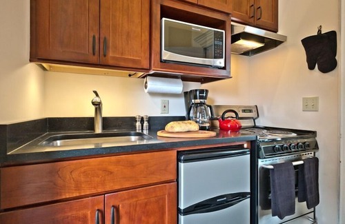 Parkside Apartment | Charming Victorian Studio in Portland's Downtown Art District