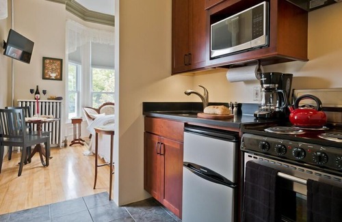 Parkside Apartment | Charming Victorian Studio in Portland's Downtown Art District