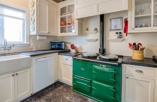 Newport House | Charming Victorian style home, amazing views, walk to the beach and restaurants