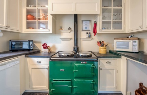 Newport House | Charming Victorian style home, amazing views, walk to the beach and restaurants