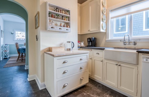 Newport House | Charming Victorian style home, amazing views, walk to the beach and restaurants