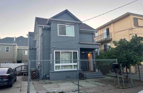 Oakland Villa | Charming Victorian Vacation Rental - Walking Distance BART
