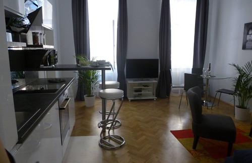 Landstrasse Apartment | Charming Viennese Apartment near City Centre