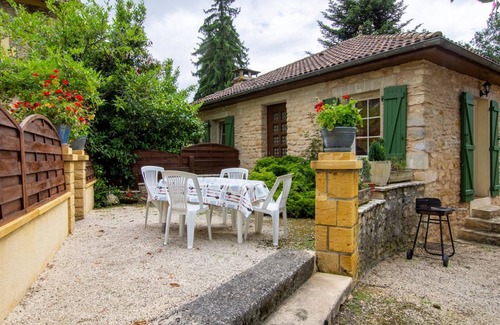 Mazeyrolles Cottage | Charming Village Home with Shared Pool and Scenic Views in Prats-du-Périgord