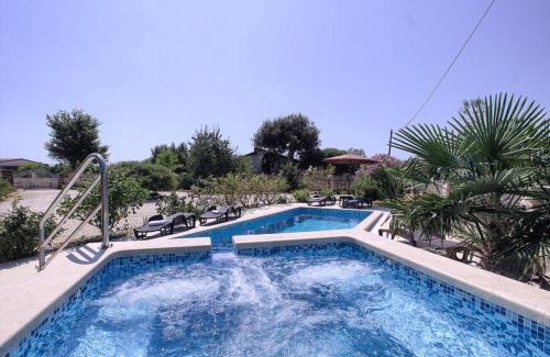 Sisan Villa | Charming villa Nera with pool and hydromassage near the beach