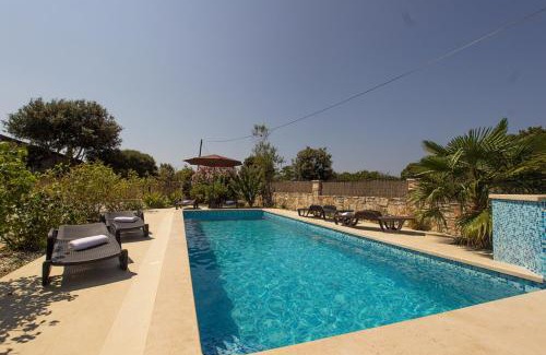 Sisan Villa | Charming villa Nera with pool and hydromassage near the beach