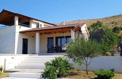 Grebastica Villa | Charming villa with 3 bedrooms and WiFi, AC in enchanting Grebaštica