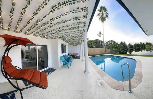 Miramar Villa | Charming Villa with Pool and Lake View
