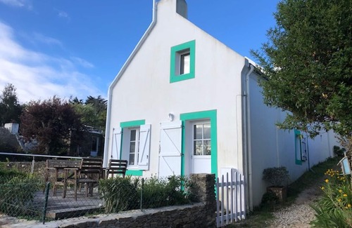 Locmaria House | Charming Village House in Samzun, 200m from Beach, WiFi, Garden, No Pets