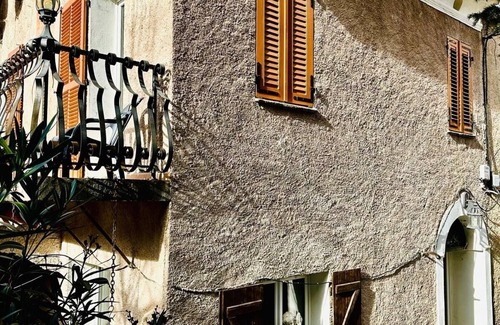 Cambia House | Charming village house with terrace and superb mountain views!