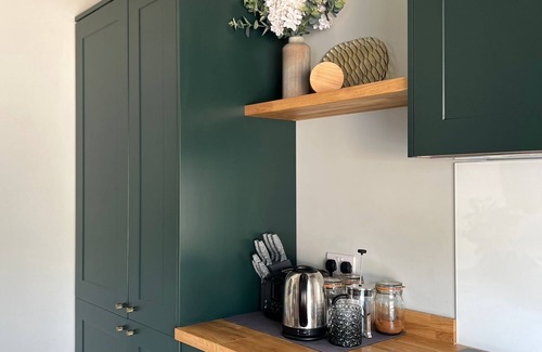 Calne House | Charming Vineyard Guesthouse - Scenic Views & Wine