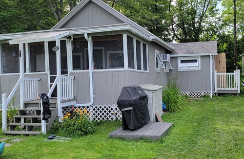 Monkton Cottage | Charming vintage cottage with a 50s vibe just steps away from Cedar Lake!