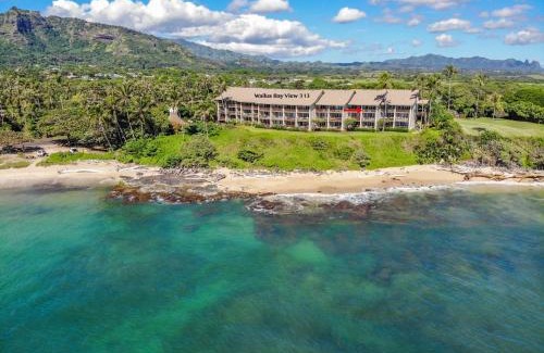 Wailua House Lots House | Charming Wailua Bay View Oceanfront Top Floor with an Amazing View!