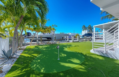 Sexton Cove Estates House | Charming water view 3-bedroom house with jacuzzi AC and WiFi in Key Largo