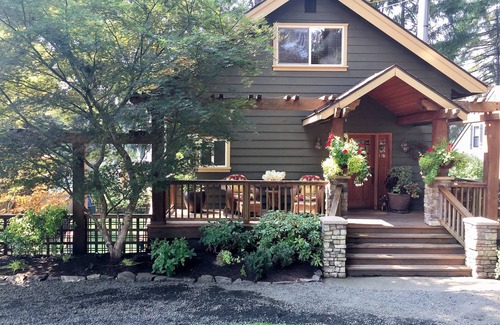 Allyn-Grapeview House | Charming Waterfront Cottage on Treasure Island
