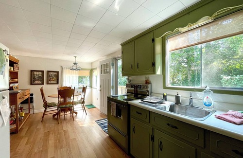 North Port Cottage | Charming Waterfront Summer Cottage on Bay of Quinte (*NEW DOCKS*)
