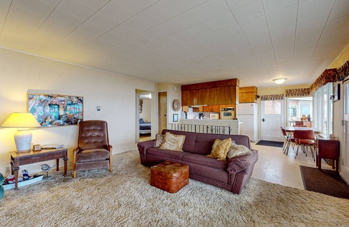 Camano Island House | Charming waterfront home with expansive deck & gorgeous sunset views