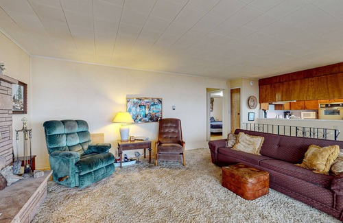 Camano Island House | Charming waterfront home with expansive deck & gorgeous sunset views