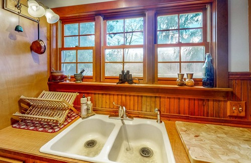 Sedro-Woolley House | Charming Waterfront Retreat with Fireplace