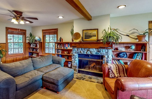 Sedro-Woolley House | Charming Waterfront Retreat with Fireplace