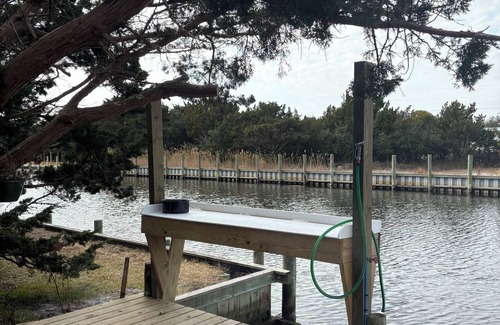 Ocracoke Apartment | Charming Waterfront 2-bedroom apartment in enchanting Ocracoke W Dock & kayaks.