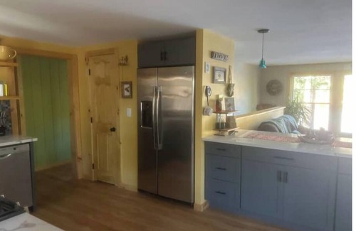 Livermore House | Charming waterfront 3-bedroom house on spring-fed Brettuns Pond