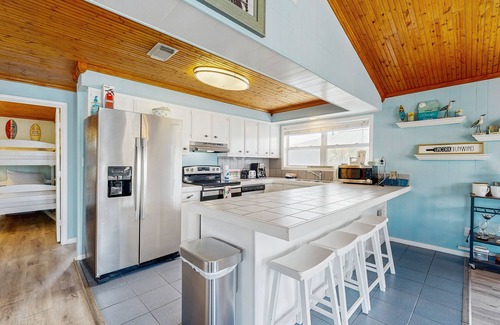Jamaica Beach House | Charming waterfront home with grill, fishing, & large deck - 6 min walk to beach