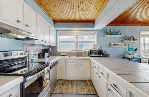 Jamaica Beach House | Charming waterfront home with grill, fishing, & large deck - 6 min walk to beach