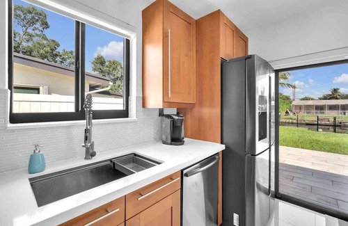 Ojus House | Charming Waterfront in Aventura | Stunning Stay