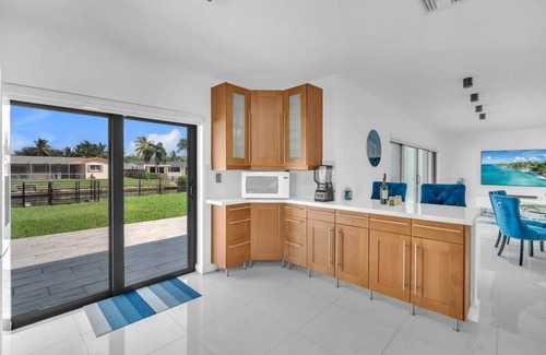 Ojus House | Charming Waterfront in Aventura | Stunning Stay