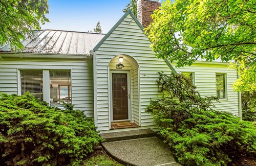 Burley House | Charming waterfront escape with fast WiFi, furnished deck, & a full kitchen