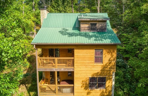 Gatlinburg - Pigeon Forge Cabin | Charming Wears Valley Log Cabin