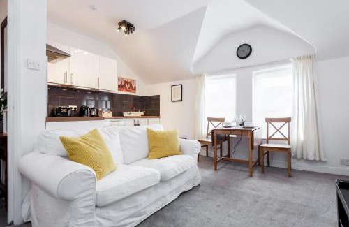 Bournemouth City Centre Apartment | Charming, Well-Equipped Apt - 5 Minutes From Beach