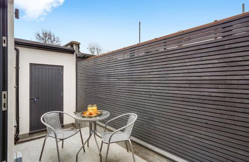 Abbey Apartment | Charming Wimbledon 3-Bed Apt with Outdoor Area