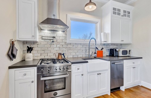 St. Helena House | Charming Wine Country Cottage Close to Downtown
