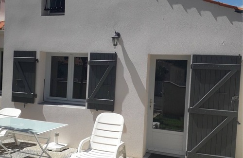 La Faute-sur-Mer House | Charming Woodland Cottage Near Beach - Ideal for 4, Pet Friendly