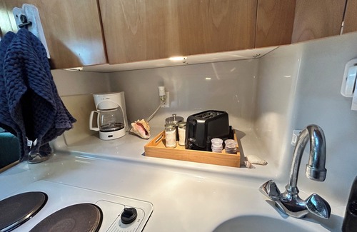 New Meadows Boat Rental | Charming Yacht docked on the Little Salmon River Near Riggins