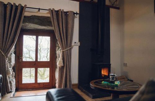 Beddgelert Apartment | Charmingly Restored 17th Century Grade II Listed Barn with Cosy Log Burner - Ty Hebog