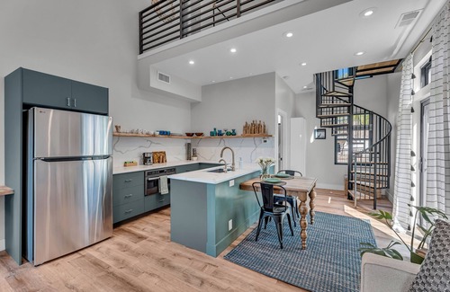 Lawrence Apartment | Charmingly Stylish 1-bed Loft Apt! Wonderful Lawrence Barker neighborhood
