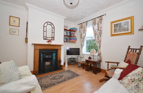 Brading Cottage | Charnwood Cottage - a cottage that sleeps 4 guests in 2 bedrooms