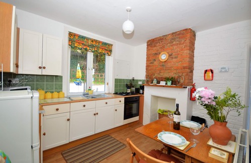 Brading Cottage | Charnwood Cottage - a cottage that sleeps 4 guests in 2 bedrooms