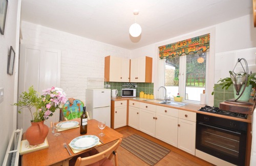 Brading Cottage | Charnwood Cottage - a cottage that sleeps 4 guests in 2 bedrooms