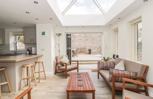 Llandudno House | CHARNWOOD VILLA, family friendly, with a garden in Llandudno
