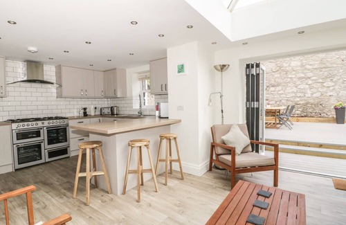 Llandudno House | CHARNWOOD VILLA, family friendly, with a garden in Llandudno