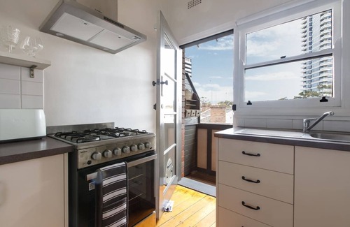 St Kilda Apartment | Charnwood Vintage Effortless Elegance in St Kilda